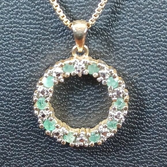Unbranded Jewelry - Beautiful 925 Italy Necklace & 925 Round Charm Green Stones Sparkling
